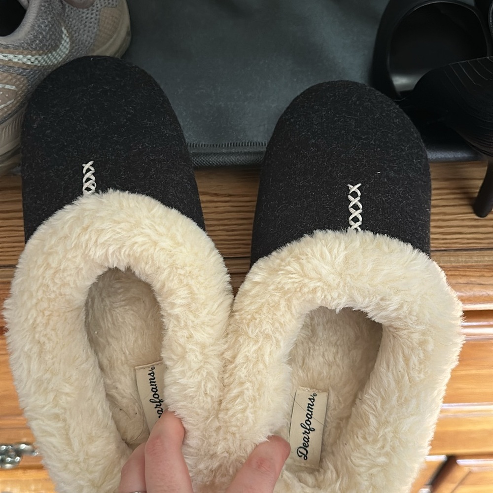Dearfoams Black Slippers with Cream Lining
